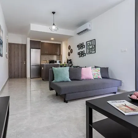 Aziza 1- Bedroom In *