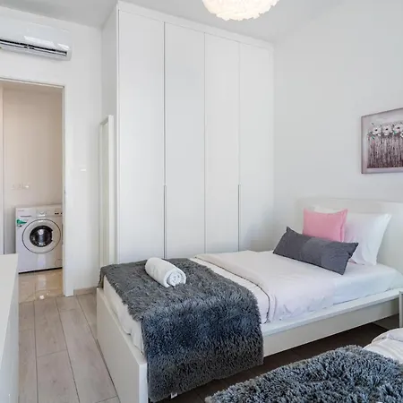 Aziza 1- Bedroom In Apartment *