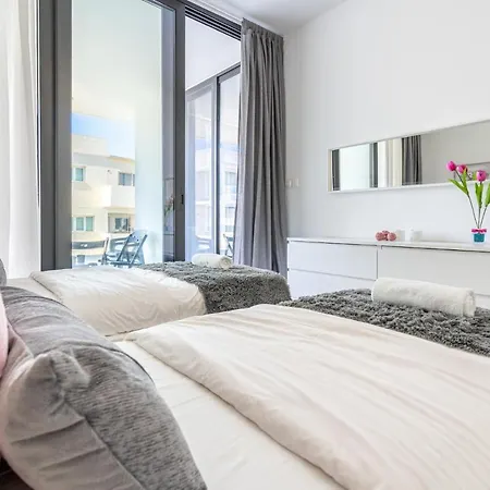 Aziza 1- Bedroom In Apartment *