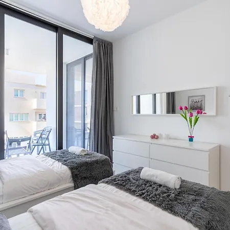 Aziza 1- Bedroom In *