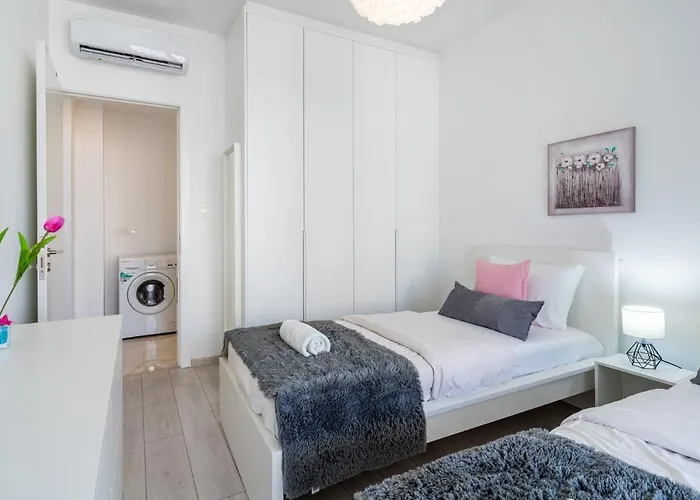 Aziza 1- Bedroom In Apartment *